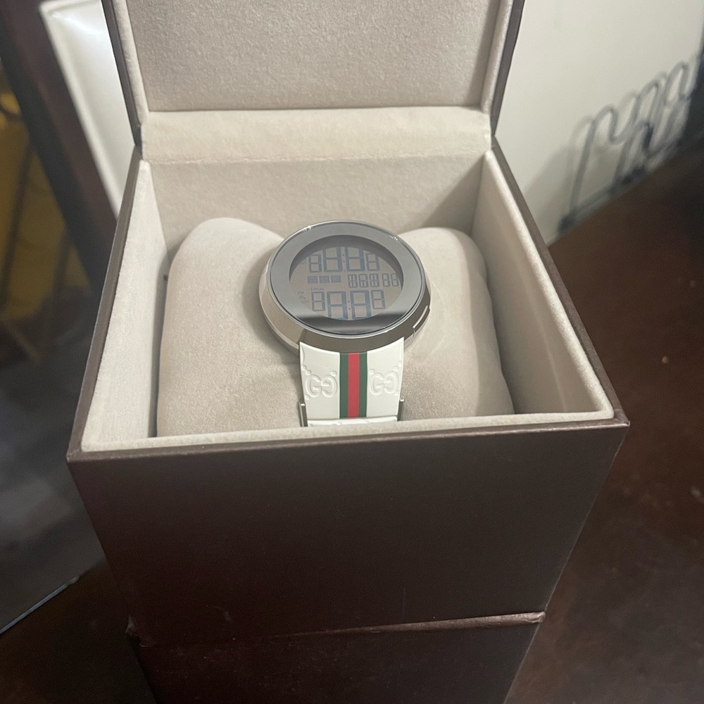 Gucci Digital Watch with White Strap and Green-Red Accents - Picture 5 of 5